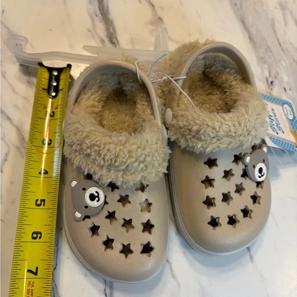 Crocs style tan color Kids slippers Shoes. SIZE 6. NEW WITH TAGS - Picture 2 of 5